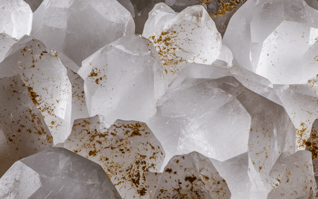 Quartz blanc bruts et polis détails cristaux